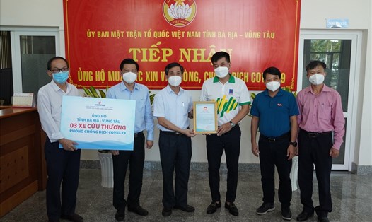 Đại diện Tập đoàn Dầu khí Việt Nam trao tặng 03 xe cứu thương tại UBMTTQ VN Bà Rịa - Vũng Tàu. Ảnh: T.A