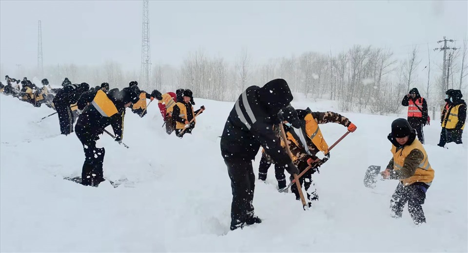 Dọn tuyết khỏi đường sắt ở vùng Nội Mông, phía bắc Trung Quốc, ngày 9.11.2021. Ảnh: AFP