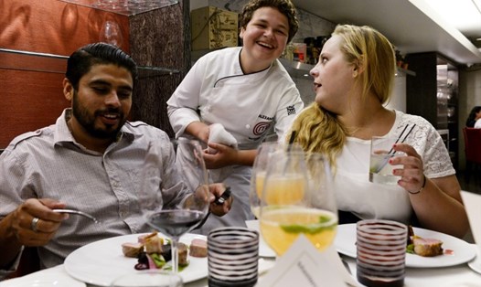 Vua đầu bếp nhí Alexander Weiss (giữa) tại một nhà hàng ở California, Mỹ. Ảnh: AFP