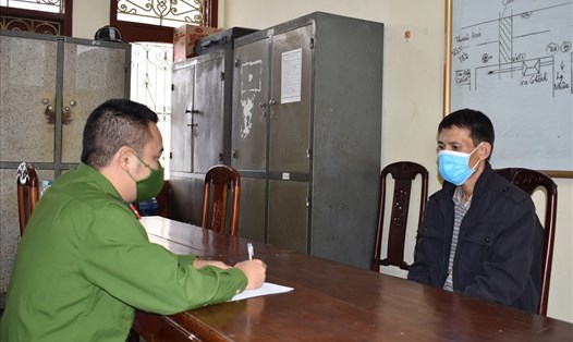 Cơ quan Cảnh sát điều tra Công an tỉnh Ninh Bình lấy lời khai đối với đối tượng Nguyễn Khuê. Ảnh: NT