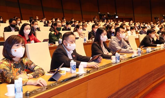 Đại biểu Quốc hội biểu quyết thông qua dự thảo Nghị quyết về Kế hoạch cơ cấu lại nền kinh tế giai đoạn 2021-2025. Ảnh QH