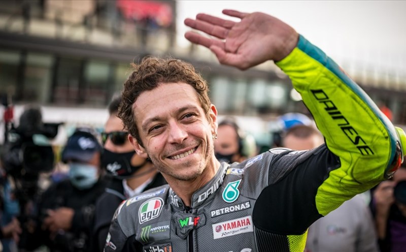 Valentino Rossi quyết định giải nghệ sau 25 năm đua MotoGP