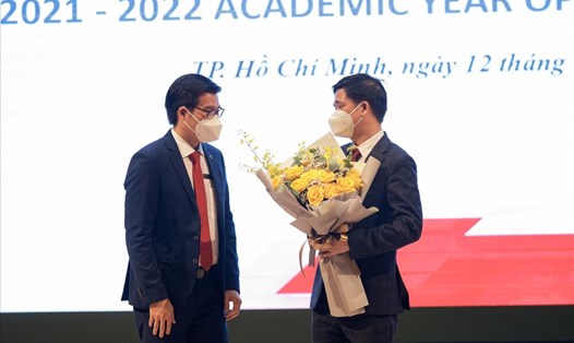Quyền Hiệu trưởng Trường Đại học Tôn Đức Thắng, TS Trần Trọng Đạo (bên trái) tặng hoa cho Phó Chủ tịch Tổng LĐLĐVN Ngọ Duy Hiểu. Ảnh: N.D