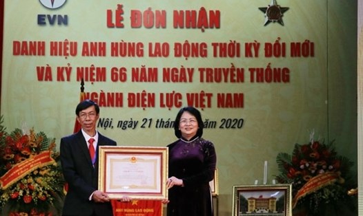 Phó Chủ tịch nước Đặng Thị Ngọc Thịnh trao tặng danh hiệu Anh hùng Lao động cho ông Trương Thái Sơn. Nguồn: EVNHCMC