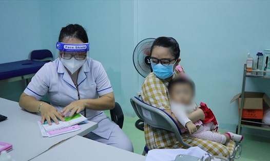 Bác sĩ Trạm y tế thăm khám cho bệnh nhân. Ảnh: Nguyễn Ly