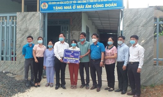 Liên đoàn Lao Động huyện Cát Tiên (Lâm Đồng) trao nhà "Mái ấm Công đoàn" cho cô giáo Tô Thị Minh. Ảnh: Mai Phương