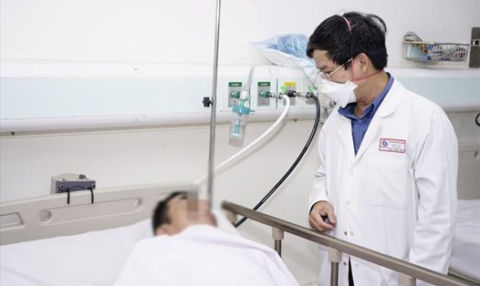 Bác sĩ thăm khám cho bệnh nhân bị ngộ độc cồn công nghiệp (methanol). Ảnh: BVCC