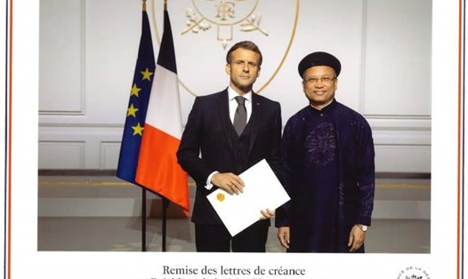 Đại sứ Đinh Toàn Thắng trong trang phục áo dài trình quốc thư và chụp ảnh chung với ngài Tổng thống Pháp. Ảnh: PTH cung cấp