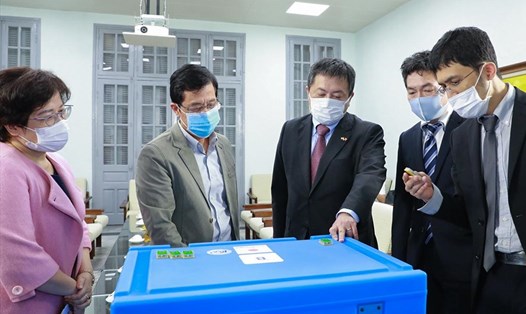 Ông Shimizu Akira, Trưởng Đại diện JICA Việt Nam (thứ 3 từ trái sang) và Giáo sư Tiến sĩ Đặng Đức Anh, Viện trưởng Viện Vệ sinh Dịch tễ Trung ương (thứ 2 từ trái sang) cùng kiểm tra hộp lạnh bảo quản vaccine. Ảnh: JICA