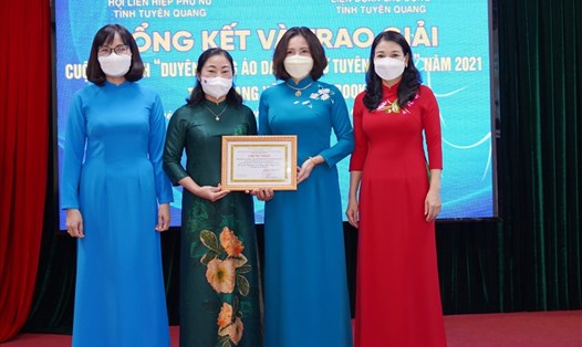 Lãnh đạo LĐLĐ tỉnh và Hội Liên hiệp Phụ nữ tỉnh Tuyên Quang trao bằng khen cho đơn vị có đông nữ CNVCLĐ tham gia các phong trao thi đua. Ảnh: CĐTQ