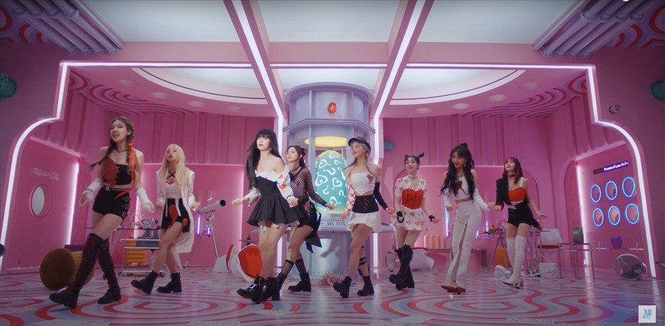 MV mới - "Scientist" của TWICE nhanh chóng đạt thành tích 10 triệu view. Ảnh: MV. MV mới - "Scientist" của TWICE nhanh chóng đạt thành tích 10 triệu view. Ảnh: MV.
