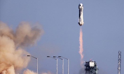 Tàu vũ trụ New Shepard của Blue Origin đưa khách du lịch vào vũ trụ hôm 13.10. Ảnh: AFP