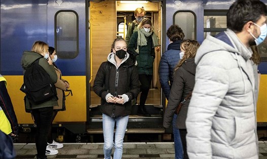 Hà Lan vừa trở thành quốc gia Tây Âu đầu tiên tái phong tỏa một phần ngừa COVID-19. Ảnh: AFP