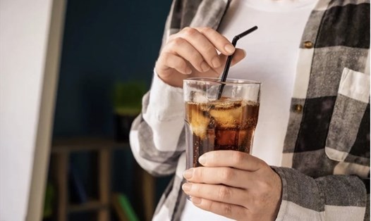 Uống soda góp phần khiến tăng cholesterol. Ảnh: Eatthis.com