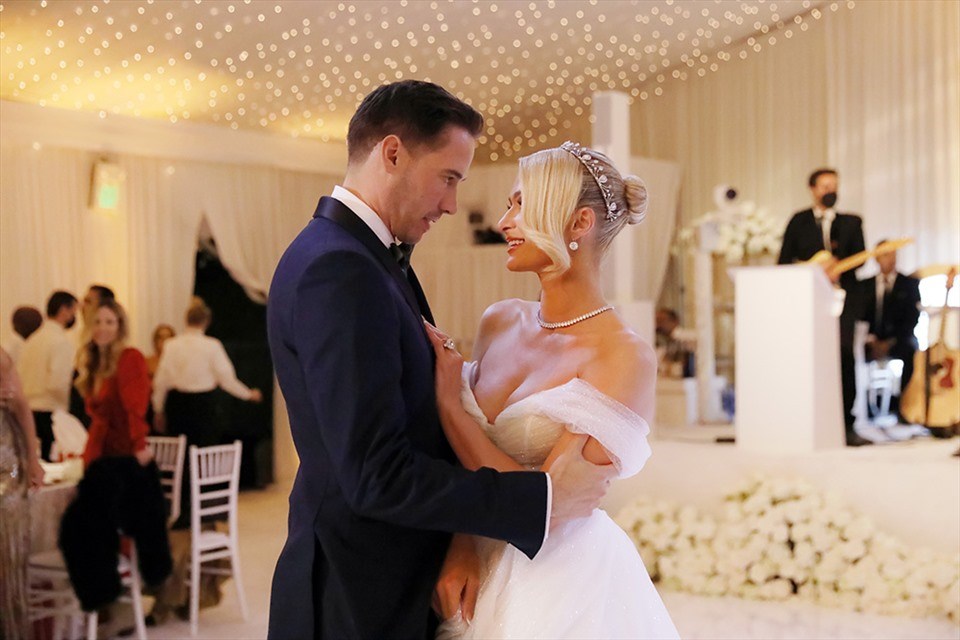 Paris Hilton làm đám cưới với nhà đầu tư Carter Reum