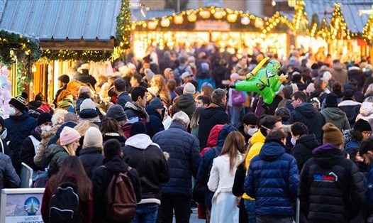 Người dân đến chợ Giáng sinh tại quảng trường trước tòa thị chính ở Vienna, Áo, vào ngày 12.11.2021. Ảnh: AFP