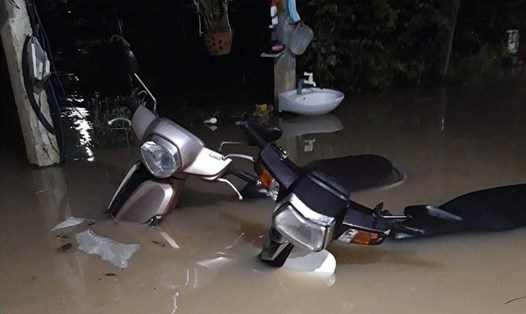 Nước lũ dâng nhanh nhấn chìm các chiếc xe máy. Ảnh: Đông Nguyên