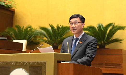 Chủ nhiệm Uỷ ban Kinh tế của Quốc hội Vũ Hồng Thanh trình bày báo cáo tiếp thu, giải trình của Uỷ ban Thường vụ Quốc hội. Ảnh QH