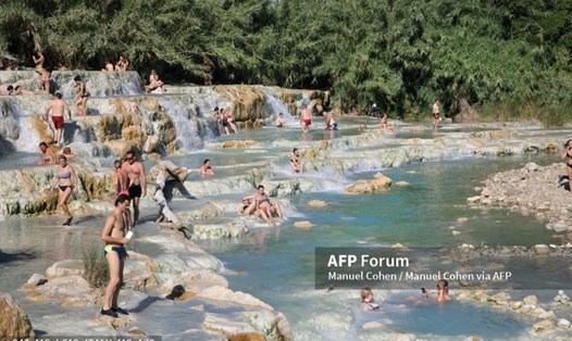 Một suối nước nóng tự nhiên ở Italia. Ảnh: AFP