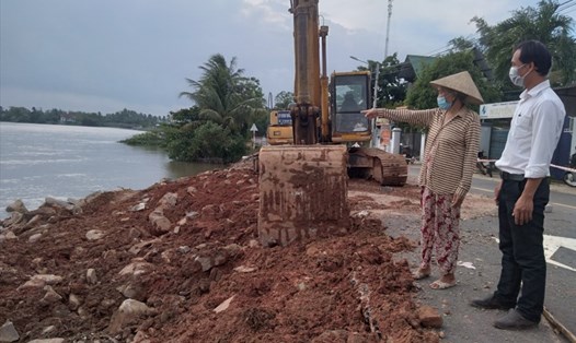 Sạt lở bờ sông ở Quảng Ngãi ăn sâu vào đường ĐH 28B, khiến việc đi lại của bà con trong xã gặp nguy hiểm. Ảnh: Đông Nguyên