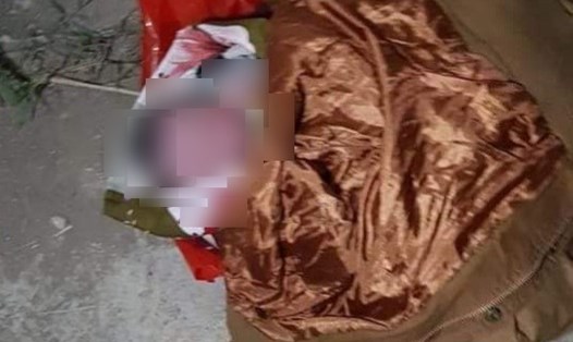 Bé trai sơ sinh bị bỏ rơi trước cổng nhà dân ở Thái Bình. Ảnh: CTV