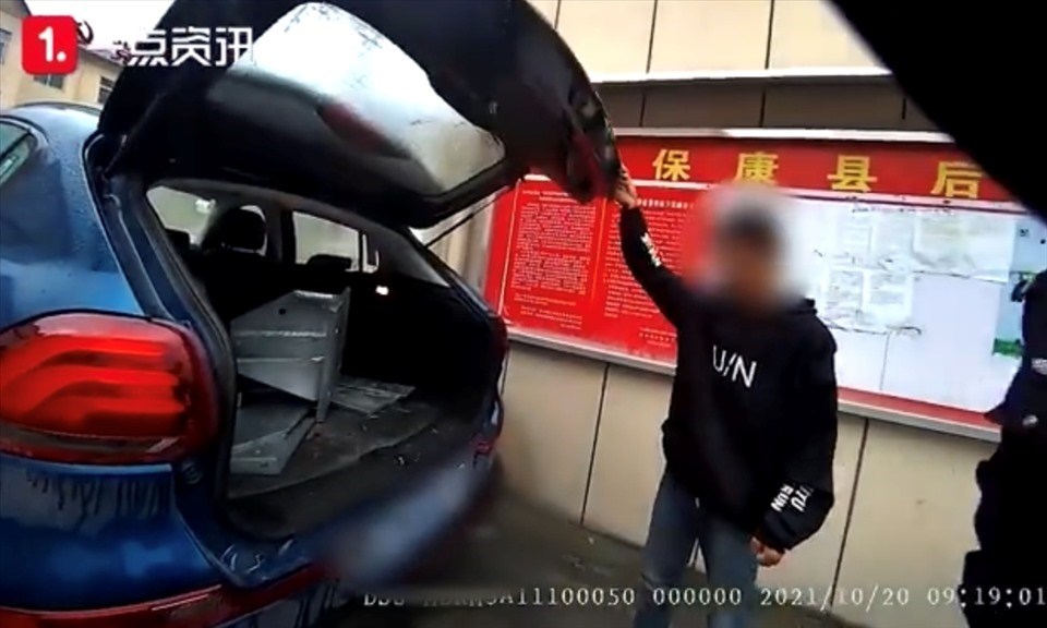 Tên trộm Trung Quốc bị bắt vì ngủ quên do kiệt sức. Ảnh: Sina Weibo Tên trộm Trung Quốc bị bắt vì ngủ quên do kiệt sức. Ảnh: Sina Weibo