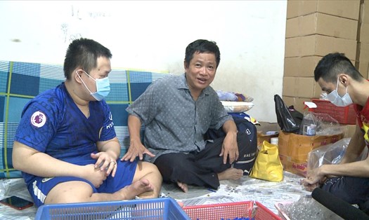Ông Trần Văn Tín (giữa) và người lao động khuyết tật. Ảnh: Nam Hiệp