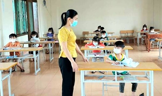 "Lớp học đặc biệt" trong khu cách ly tập trung huyện Tuyên Hóa. Ảnh: CTV