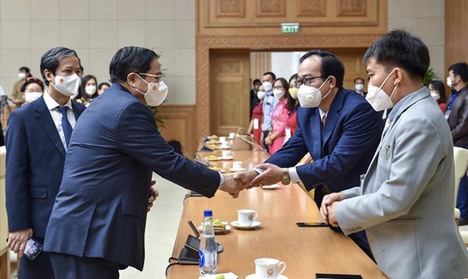 Thủ tướng Phạm Minh Chính chào mừng các đại biểu đến dự cuộc gặp mặt nhân Ngày 20.11 - Ảnh Nhật Bắc