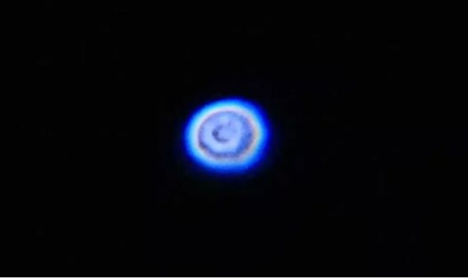 Hình ảnh vật thể bay không xác định (UFO) hình bánh vòng mà nhiếp ảnh gia Thụy Sĩ chụp được đêm 8.11. Ảnh: EAVIX photographer