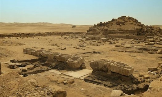 Dấu vết một trong những ngôi đền mặt trời của pharaoh Ai Cập. Ảnh chụp màn hình Telegraph
