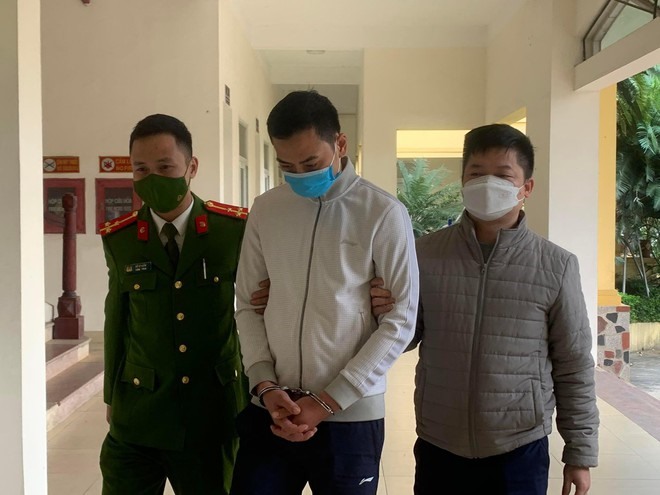 Cấn Ngọc Phán (giữa) đánh chị T đến hôn mê. Ảnh: L.Nhi