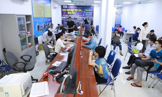 Người lao động làm thủ tục hưởng trợ cấp thất nghiệp. Ảnh Hải Nguyễn