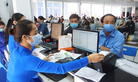 Hành khách mua vé tàu Tết Nguyên đán 2021 ở ga Sài Gòn.  Ảnh: Minh Quân
