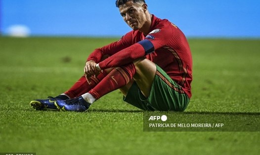 Tiền đạo Cristiano Ronaldo ngồi thẫn thờ sau khi trận đấu tuyển Bồ Đào Nha - tuyển Tây Ban Nha kết thúc. Ảnh: AFP