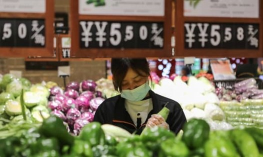 Nhân viên một siêu thị ở Hà Bắc, Trung Quốc. Ảnh: AFP/Getty