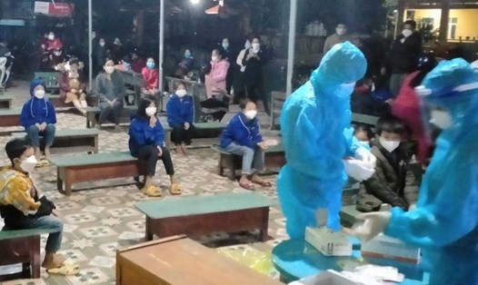 Lực lượng chức năng xét nghiệm cộng đồng tại huyện Tuyên Hóa trong đêm 14.11. Ảnh: CTV