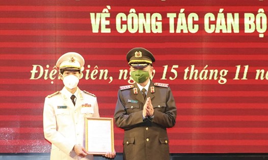 Bộ trưởng Tô Lâm trao quyết định bổ nhiệm Giám đốc Công an tỉnh Điện Biên cho Đại tá Ngô Thanh Bình.