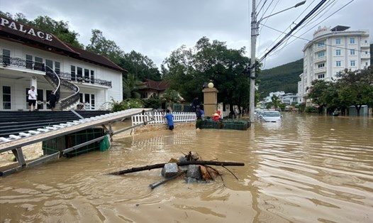 Khu vực phường Ghềnh Ráng, TP.Quy Nhơn bị ngập sâu do mưa lớn trong ngày 14.11. Ảnh: D.P.