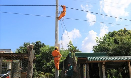 Công nhân PC Đắk Nông lắp đặt điện cho bà con người dân làng Dao.