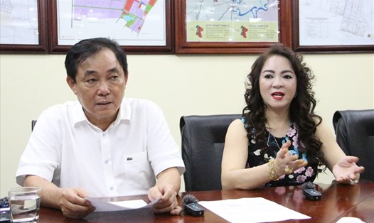 Ông Huỳnh Uy Dũng và bà Nguyễn Phương Hằng trong một buổi trao đổi với phóng viên báo chí.