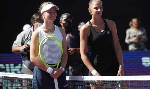 Quyết đấu trận cuối cùng nhưng rốt cuộc, cả Barbora Krejcikova và Karolína Pliskova đều phải chia tay WTA Finals 2021 sau vòng bảng. Ảnh: WTA Tennis