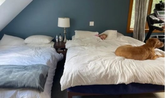 Vợ chồng trẻ ngủ riêng giường để được ngon giấc hơn. Ảnh: Insider