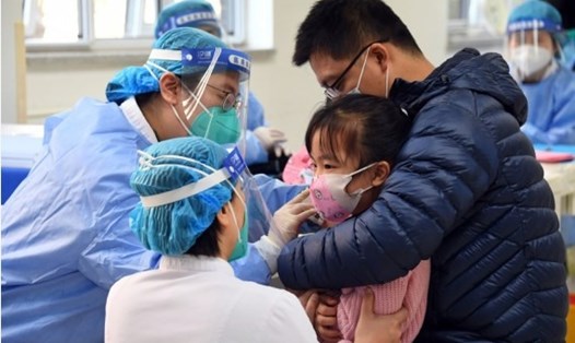 Y tá tiêm vaccine COVID-19 cho một bé gái ở Trung Quốc vào ngày 13.11.2021. Ảnh: Tân Hoa Xã