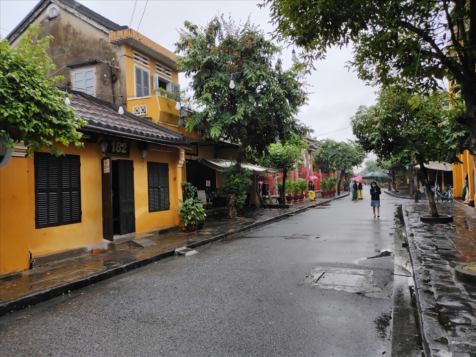 Hội An vắng khách trong ngày đầu mở cửa du lijchh. Ảnh: Thanh Chung