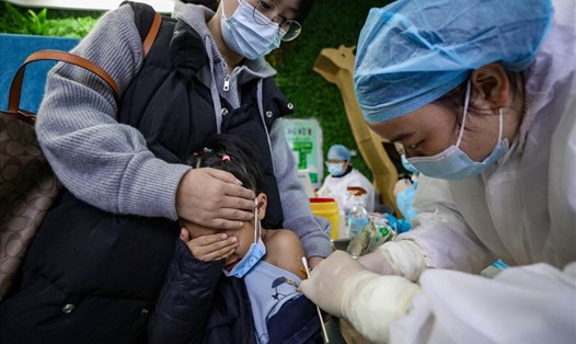 Một em bé được tiêm vaccine COVID-19 ở Vũ Hán, Trung Quốc vào ngày 12.11. Ảnh: AFP