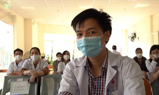 Tập thể cán bộ, nhân viên Bệnh viện Tuệ Tĩnh trao đổi thông tin với PV Báo Lao Động. Ảnh: PV