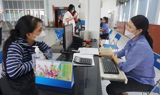 Hành khách mua vé tàu Tết Nhâm Dần 2022 ở ga Sài Gòn. Ảnh: Minh Quân