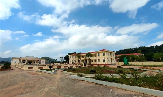 Công sở xã Cầu Lộc (huyện Hậu Lộc, Thanh Hóa) được xây dựng khang trang, với số vốn đầu tư hàng tỉ đồng. Ảnh: Quách Du