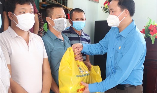 Chủ tịch LĐLĐ tỉnh Quảng Bình Phạm Tiến Nam trao quà hỗ trợ các ngư dân NĐNC gặp khó khăn do dịch COVID-19. Ảnh: LPL